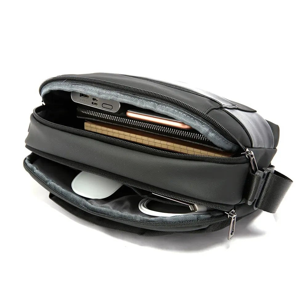 Inside the Syren BANGE BG-7717, users find well-designed compartments and a sleek layout, ideal for keeping personal items safe and accessible