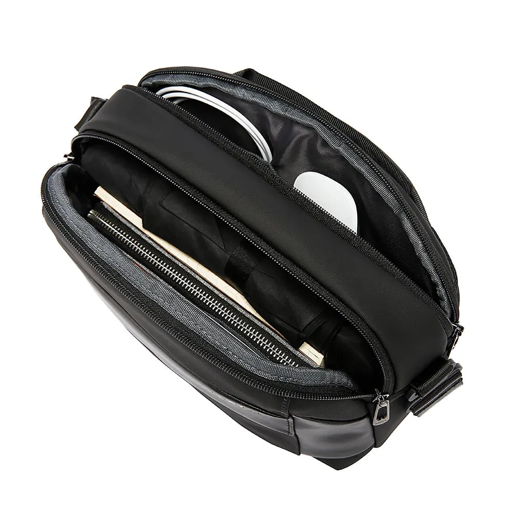 This lightweight crossbody bag features interior pockets that provide secure storage, making it perfect for commuting, travel, or daily errands.